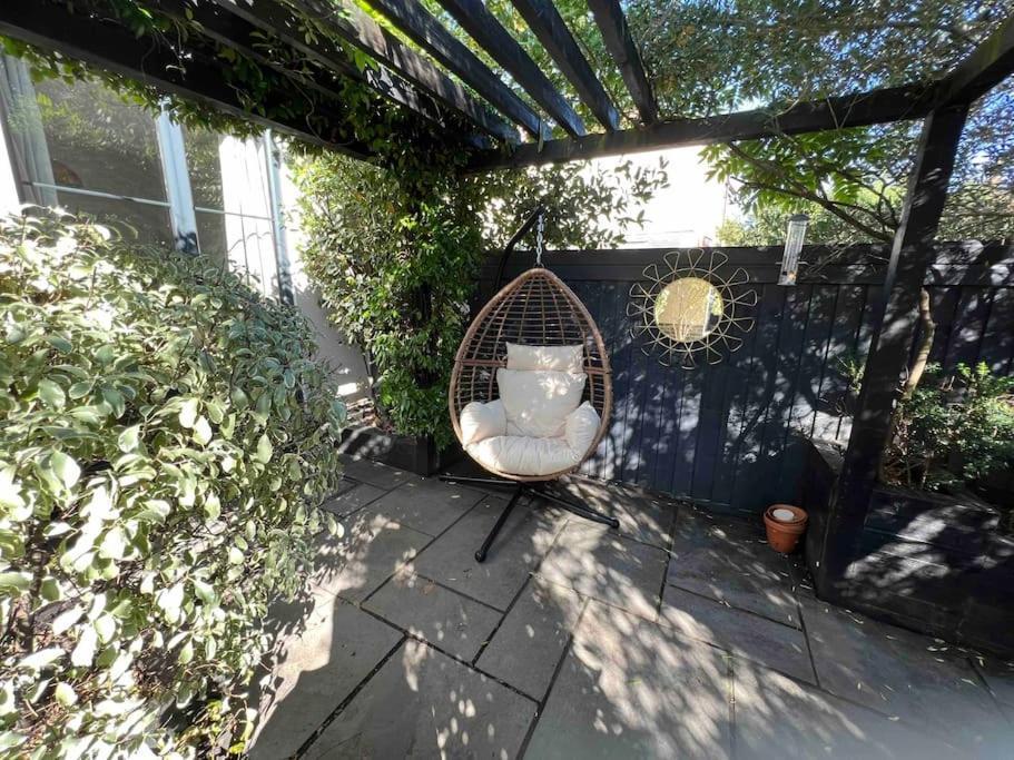 Private Garden Oasis In Central Бристоль Екстер'єр фото